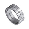 Ocelový prsten se čtverečkami na povrchu